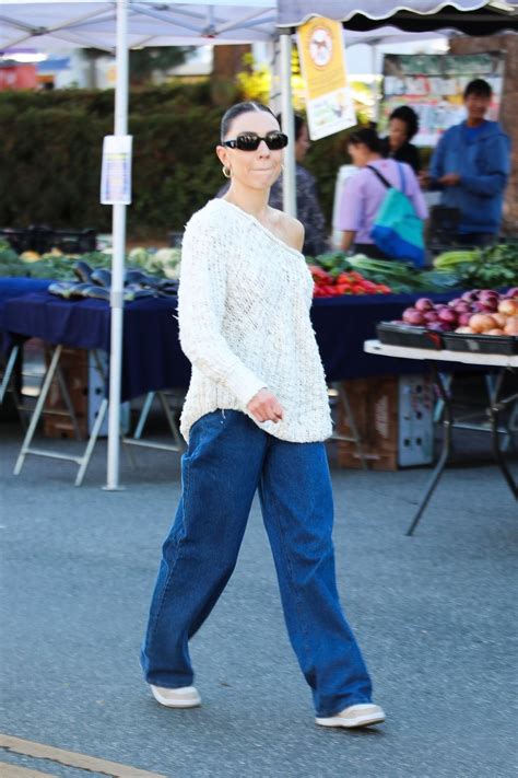Jenna Johnson Picks Up Fresh Produce at Studio City Farmers Market [12 ...