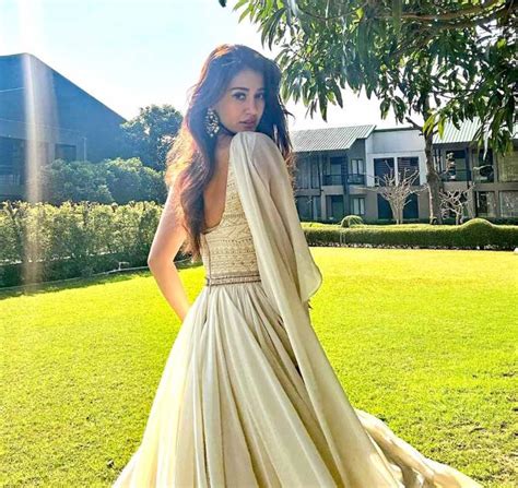 Poses Disha Patani Is Obsessed With - Rediff.com Get Ahead