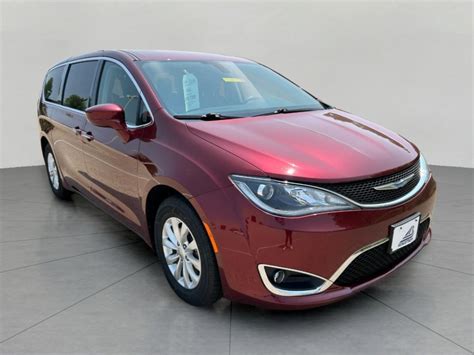 2018 Chrysler Pacifica Touring Plus at Bergstrom Oshkosh Ford ...