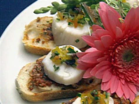 Champagne Poached Scallops with Red Pepper Pesto Recipe | Robert Irvine ...