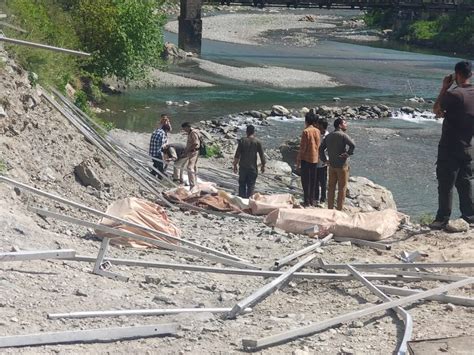 5 people sitting on pickup die in Himachal Pradesh; Truck carried tent ...
