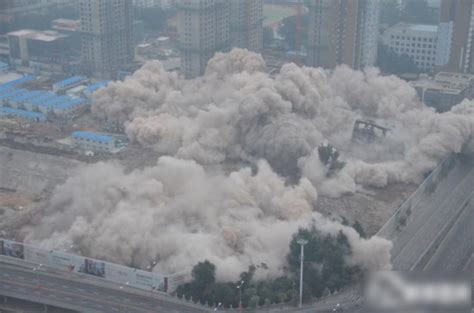 11月15日西安大楼爆破现场图片 西安118米楼爆破原因_深圳生活网