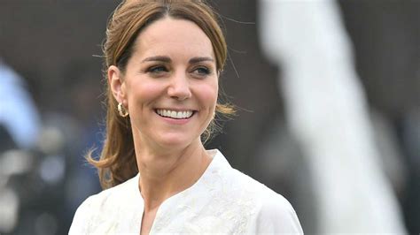https://images.hellomagazine.com/imagenes/royalty/2019101879352/kate-middleton-first-interview-royal/0-383-371/kate-middleton-interview-t.jpg