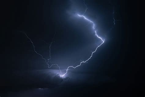 Lightning streaks across the dark sky. photo – Free Dark Image on Unsplash