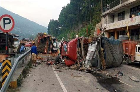 कुल्लू-मनाली NH पर 2 ट्रकों के बीच जबरदस्त टक्कर, 3 घायल - massive ...