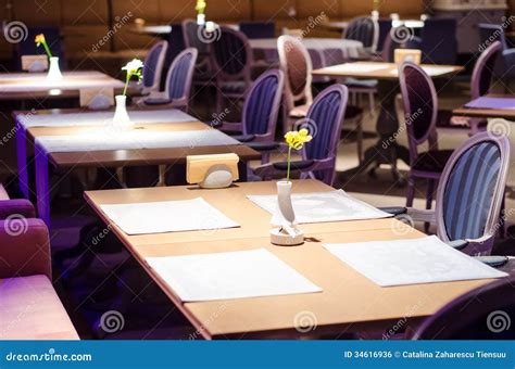 Fancy Restaurant Table 的图像结果