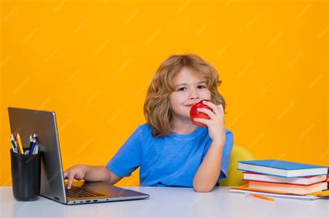Child Using Computer 的图像结果
