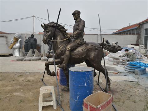 重庆秀山德邦世纪滨江-将军骑马玻璃钢仿铜雕塑