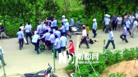 湖北宜昌工地多人持棒殴打讨薪工人 警方介入调查|殴打_新浪新闻
