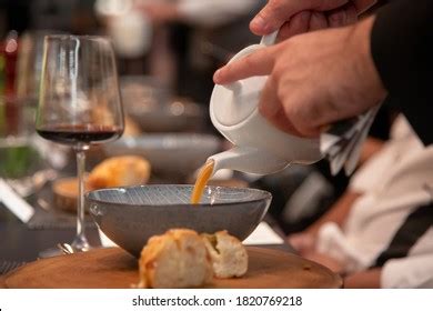 Busy Kitchen Chefs 的图像结果