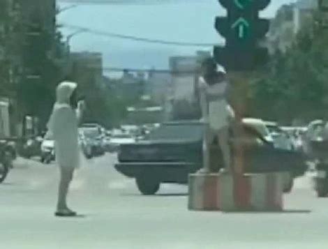 为涨粉在红绿灯底座上跳舞，录制低俗视频：两女子被行拘-大河报网