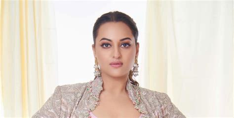 सिल्वर बालों में चमकीं सोनाक्षी, फोटो शेयर करते हुए लिखा Not a new look ...