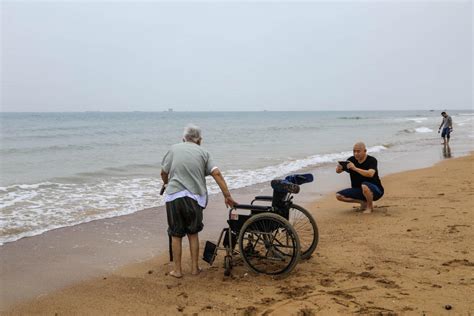 83岁老人5年每天带花给瘫痪妻子：她听不见但我做得到_凤凰网视频_凤凰网