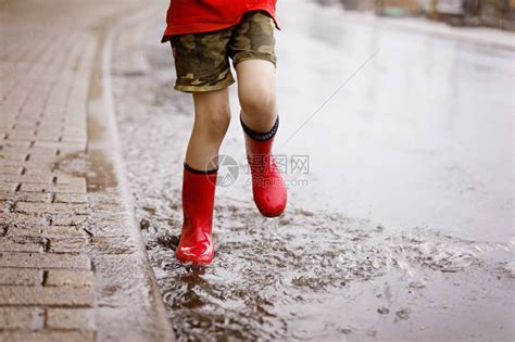 亚洲小孩穿着靴子在公园玩泼水和泥巴。夏天和快乐的概念—高清视频下载、购买_视觉中国视频素材中心