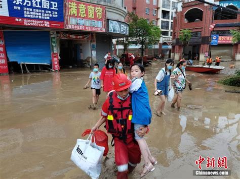 四川达州遭暴雨袭击 救援人员紧急转移被困民众-搜狐大视野-搜狐新闻