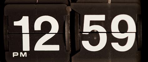 Retro flip clock changing from 12:59 pm to 01:00 pm in 4K 1616507 Stock ...