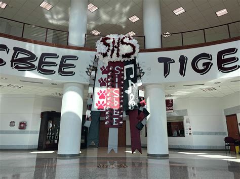 Silsbee High School students unveil 'Texas-sized' mum for homecoming