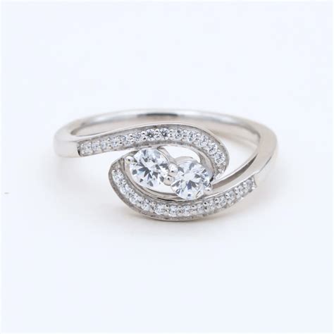 How to Find the Right Engagement Ring for You