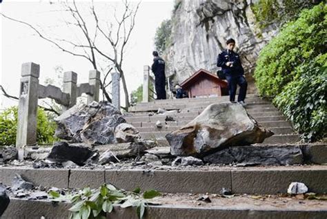 广西桂林景区山石砸中游客 致7死25伤_ 视频中国