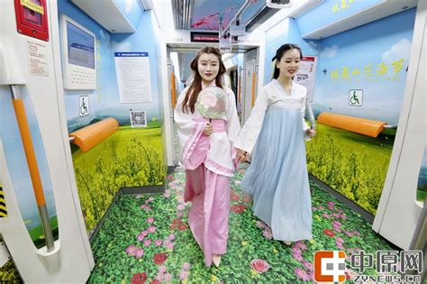 高清：郑州地铁开出花海专列 闺蜜拍汉服写真玩穿越--图集--中原网