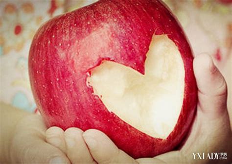 【图】告诉你女生送男生苹果的含义 其中的特殊寓意你懂多少？(2)_女生送男生苹果_伊秀情感网|yxlady.com