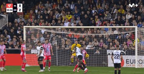 Polémica en el Valencia - Atlético de Madrid por una mano de Javi Galán