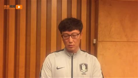 韩国球员脚踩中国奖杯狂笑还做撒尿动作 主帅道歉(含视频)_手机新浪网