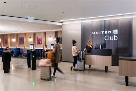 United Airlines reveals new O'Hare lounge | Crain's Chicago Business
