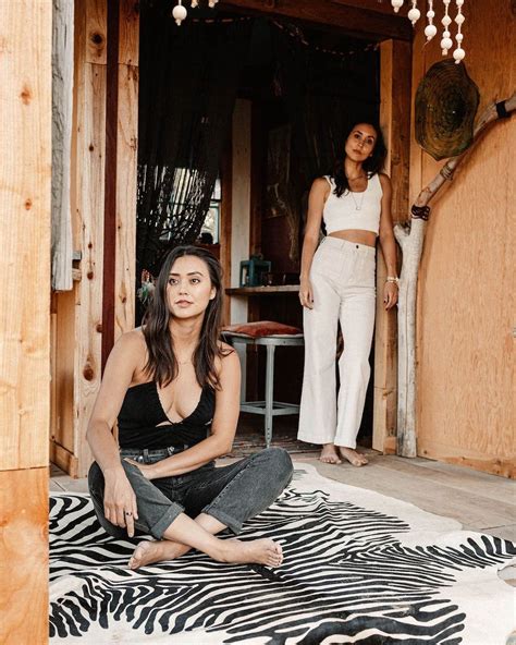 Dia Frampton Bare Feet And Tits In Cleavage (14 Photos + GIF) | #The ...