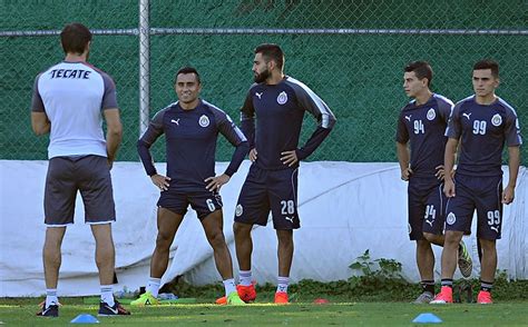 Aris Hernández y Chofis López protagonizan pleito en práctica de Chivas ...