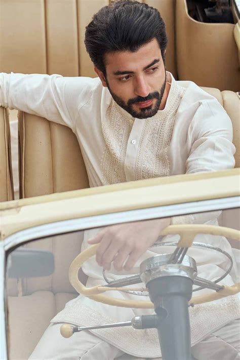 Anushree Reddy Menswear - Ivory Heavy Neckline Kurta Set - Elahe