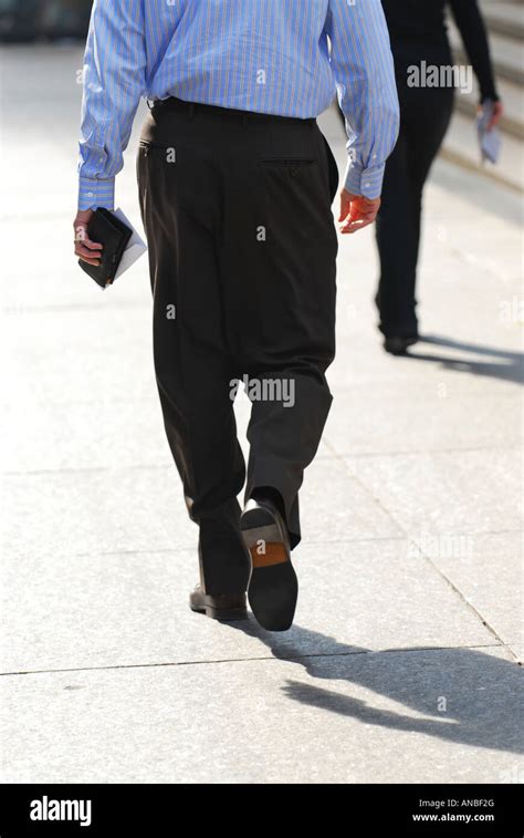 Business People Walking Fast 的图像结果