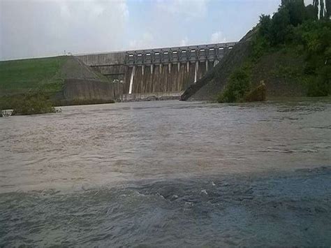 Ukai Dam surface 1 and half feet away from danger level, up to 1 and ...