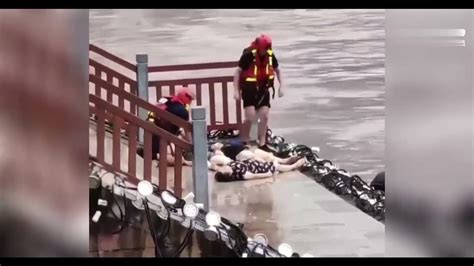 乌鲁木齐板房沟景区突发融雪性洪水 30名游客被困民警救援