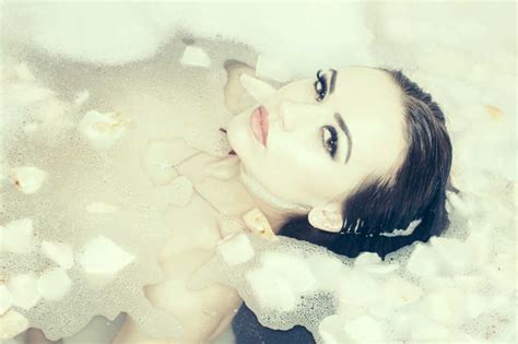 浴缸泡澡放松的年轻女性摄影图6720*4480图片素材免费下载-编号734606-潮点视频