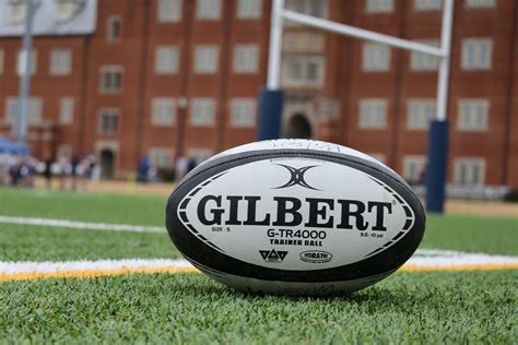 Gros plan d'un ballon de rugby sur un terrain photo - Image gratuite de ...