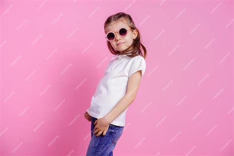 Female in pink round sunglasses isolated on pink | Premium Photo