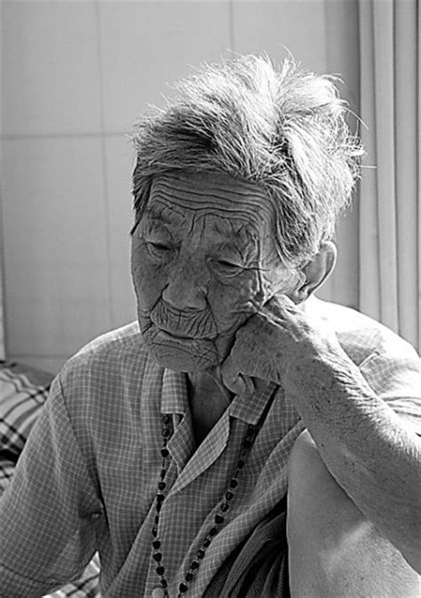 美国86岁老奶奶躺在刚离世的90岁老伴身边，几分钟后心碎去世-天下百态_诗和远方