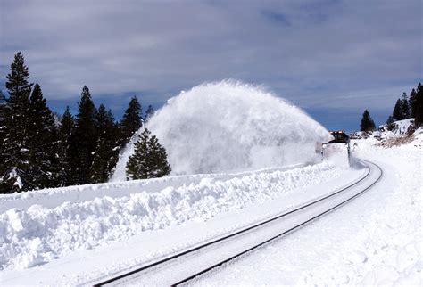 NWS is forecasting 114 INCHES of snow to fall in 48 hrs near Donner ...