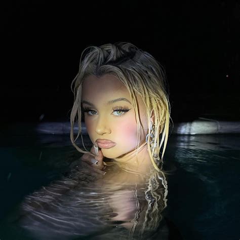 Travis Barker's 17-year-old daughter Alabama flips off paparazzi in NYC