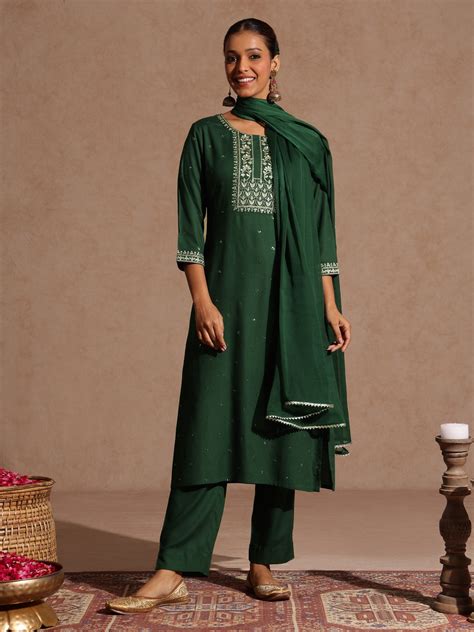 Janasya Women's Green Rayon Yoke Embroidered Sequinned Straight Kurta