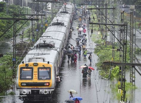 Local Train News in Mumbai Today 的图像结果