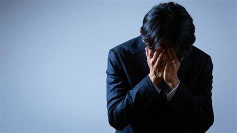 すまない！「月収45万円」42歳サラリーマン夫、帰宅早々、妻に土下座…涙ながらに語った「懺悔理由」に衝撃｜資産形成ゴールドオンライン