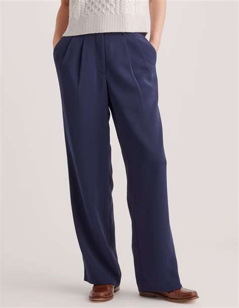 11 Best Wrinkle Free Pants for Travel: Casual to Dressy Picks