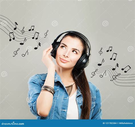 Mulher feliz ouvindo música com fones de ouvido