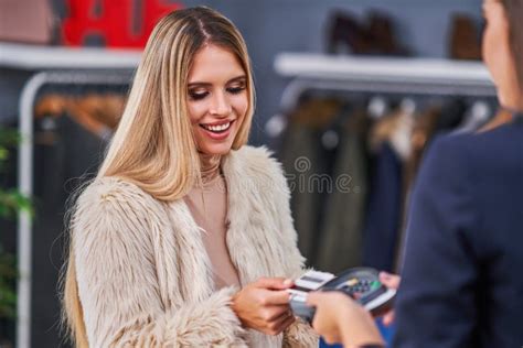 Shop Assistant 的图像结果