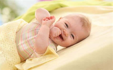 什么时候婴儿开始微笑 婴儿微笑是因为高兴吗 _八宝网