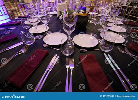 Fancy Restaurant Table 的图像结果