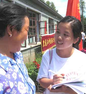 我国成人文盲十年减少近1亿 女性文盲率降幅大-中国教育