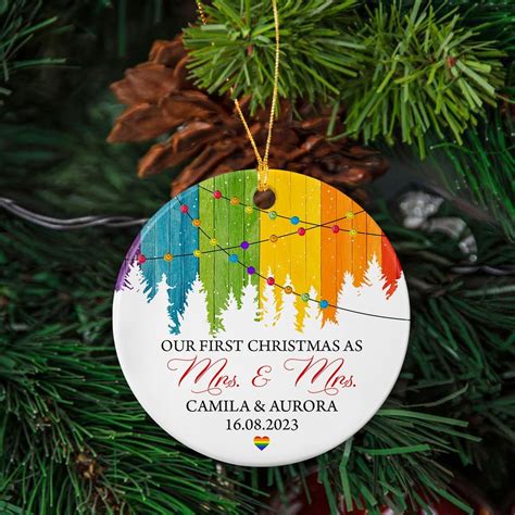 Adorno de Navidad para parejas lesbianas con texto en inglés “Our First ...